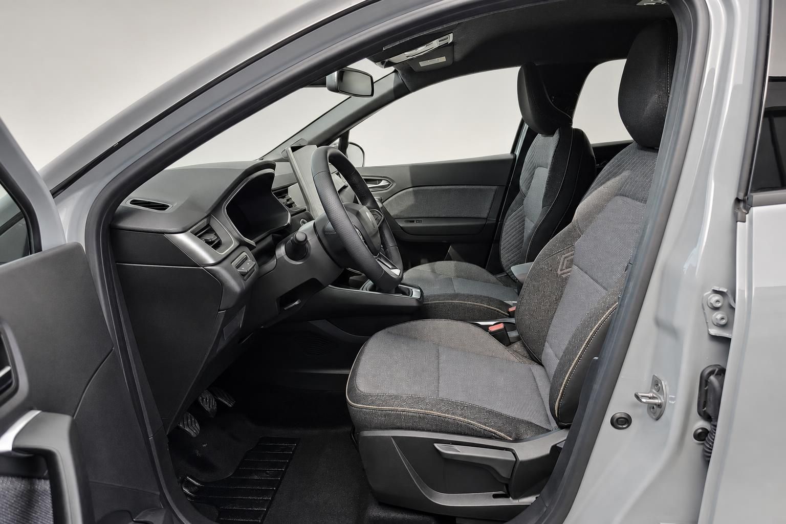 Renault Innenraum mit Vordersitzen und Armaturenbrett, Fahrerseite
