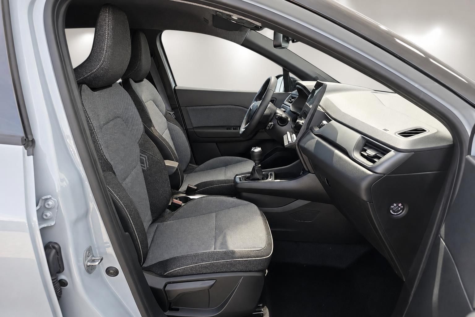 Renault Innenraum mit Blick auf Lenkrad und Vordersitze, Beifahrerseite