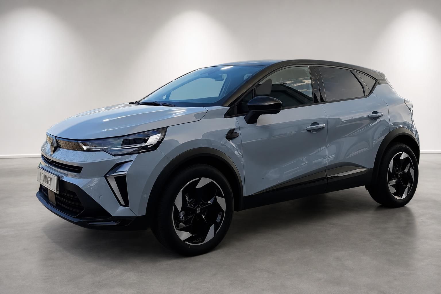 Renault Captur Neuwagen in Grau, Ansicht schraeg von vorne