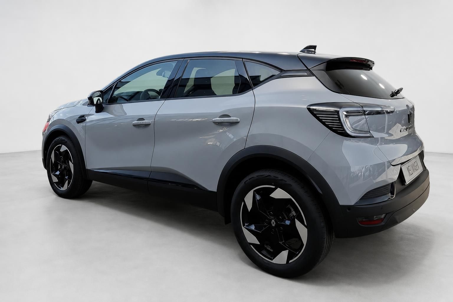 Renault Captur Heckansicht schraeg mit Dachspoiler und LED-Ruecklichtern