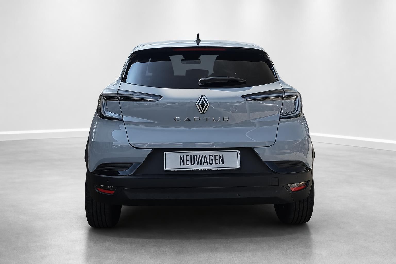 Renault Captur in Grau, Heckansicht im Studio