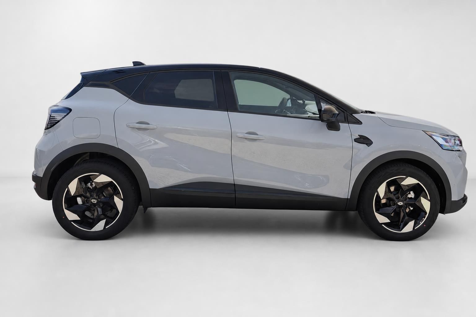 Renault Captur in Grau, seitliche Profilansicht im Studio