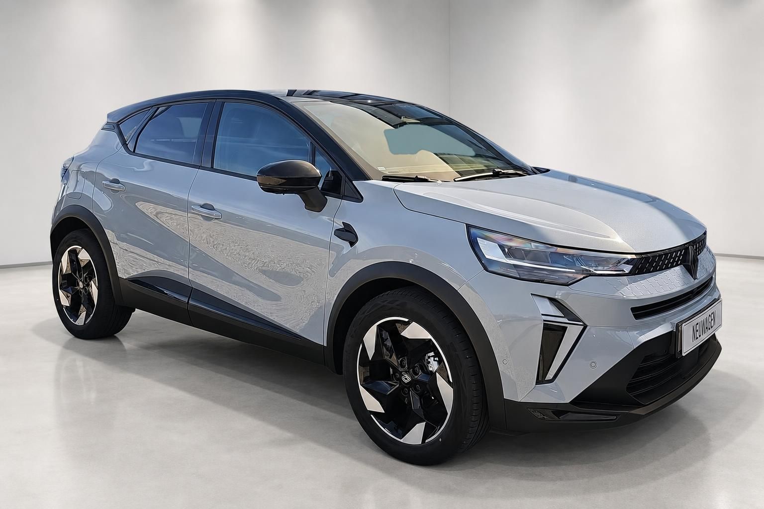 Renault Captur Grau, Frontansicht schraeg mit Design-Felgen