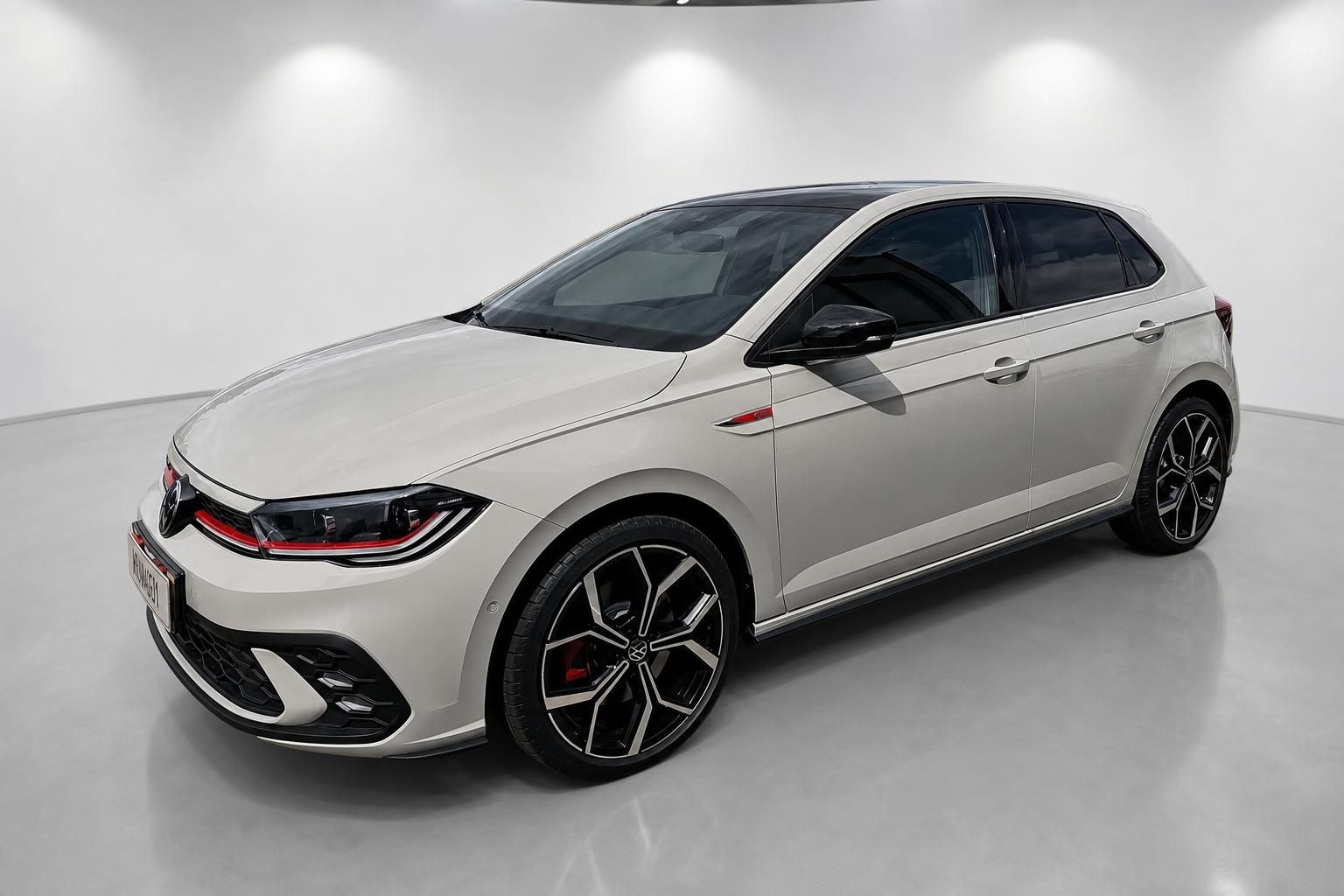 VW Polo GTI in Weiß, Frontansicht seitlich im Studio