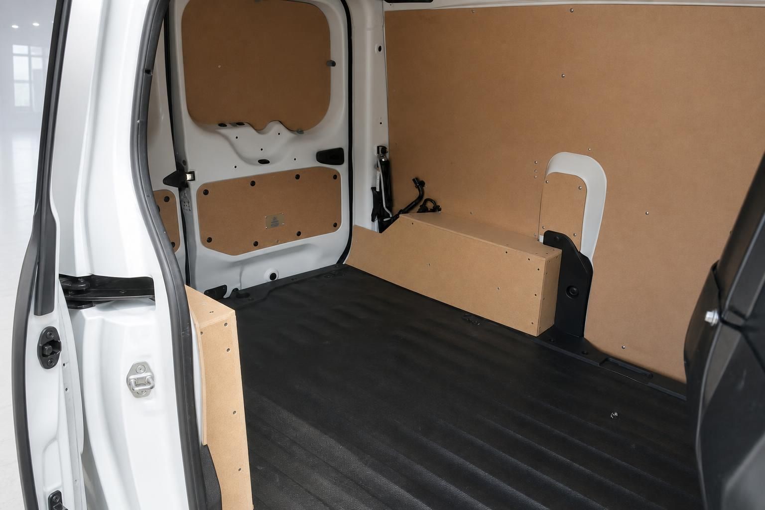 Laderaum eines weißen Kastenwagens mit Holzverkleidung und Gummiboden – Innenansicht