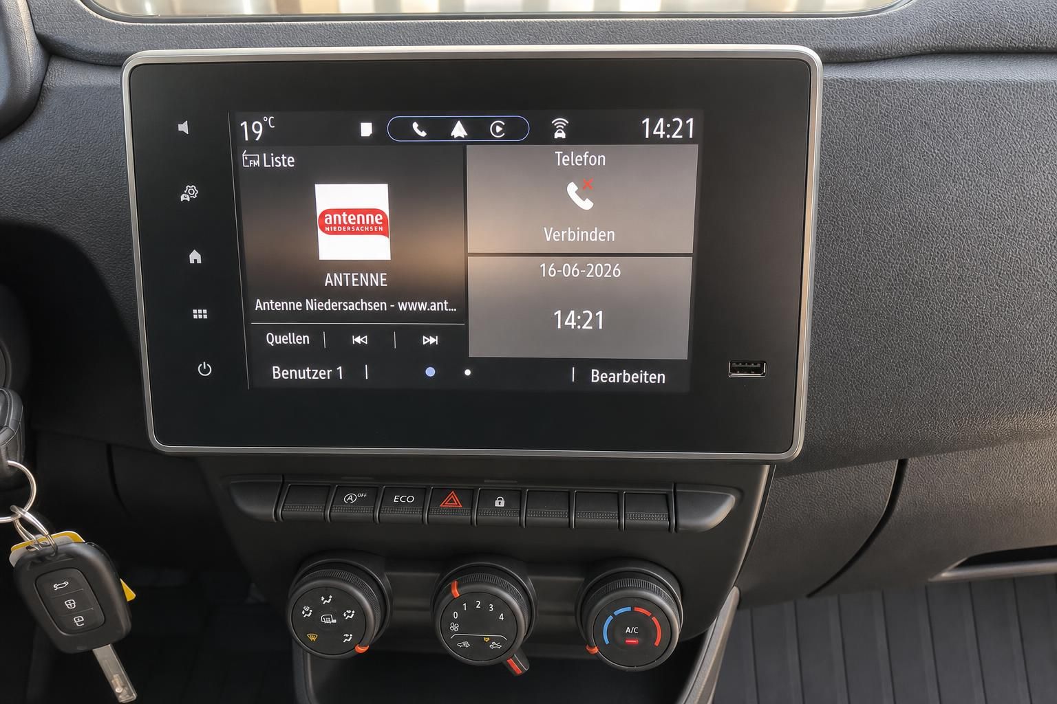 Renault Touchscreen Infotainment mit Radio und Klimaanlage – Detailaufnahme Cockpit