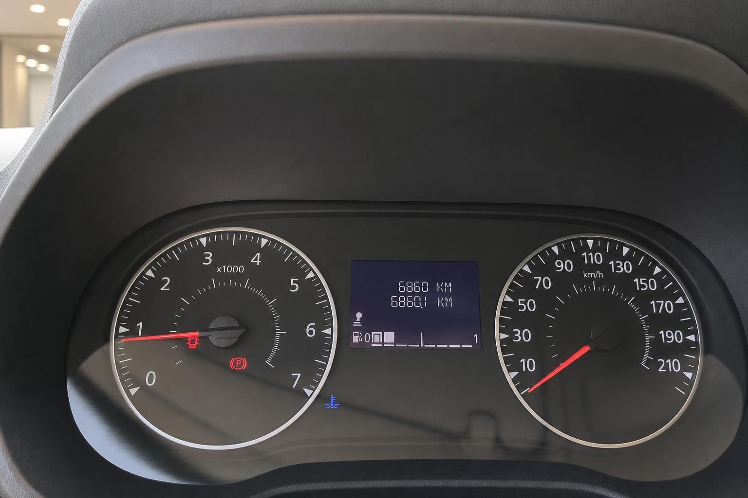 Tachometer und Drehzahlmesser mit 6860 km Kilometerstand – Instrumentencluster Detailaufnahme