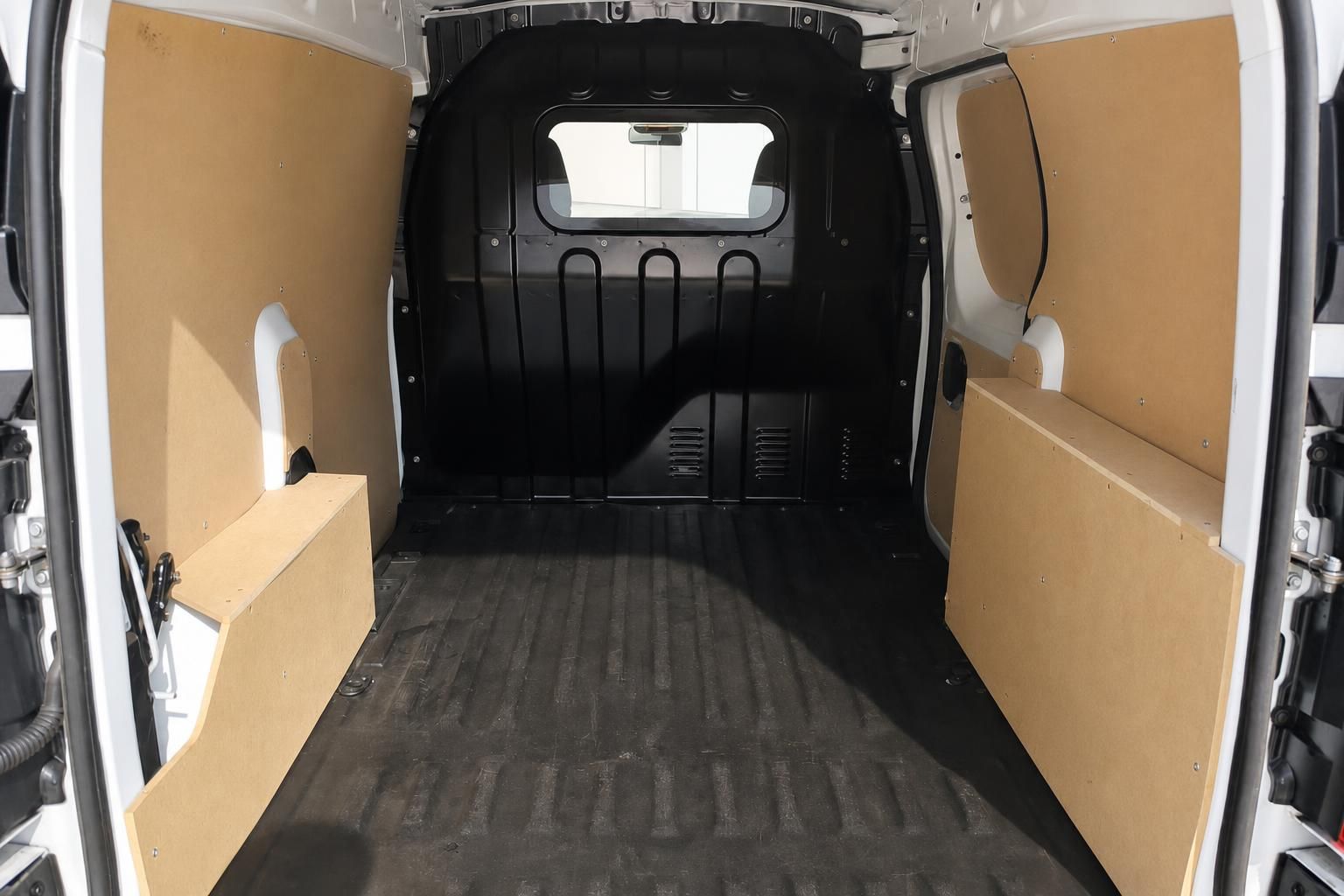Laderaum eines Transporters mit Holzverkleidung und rutschfestem Boden