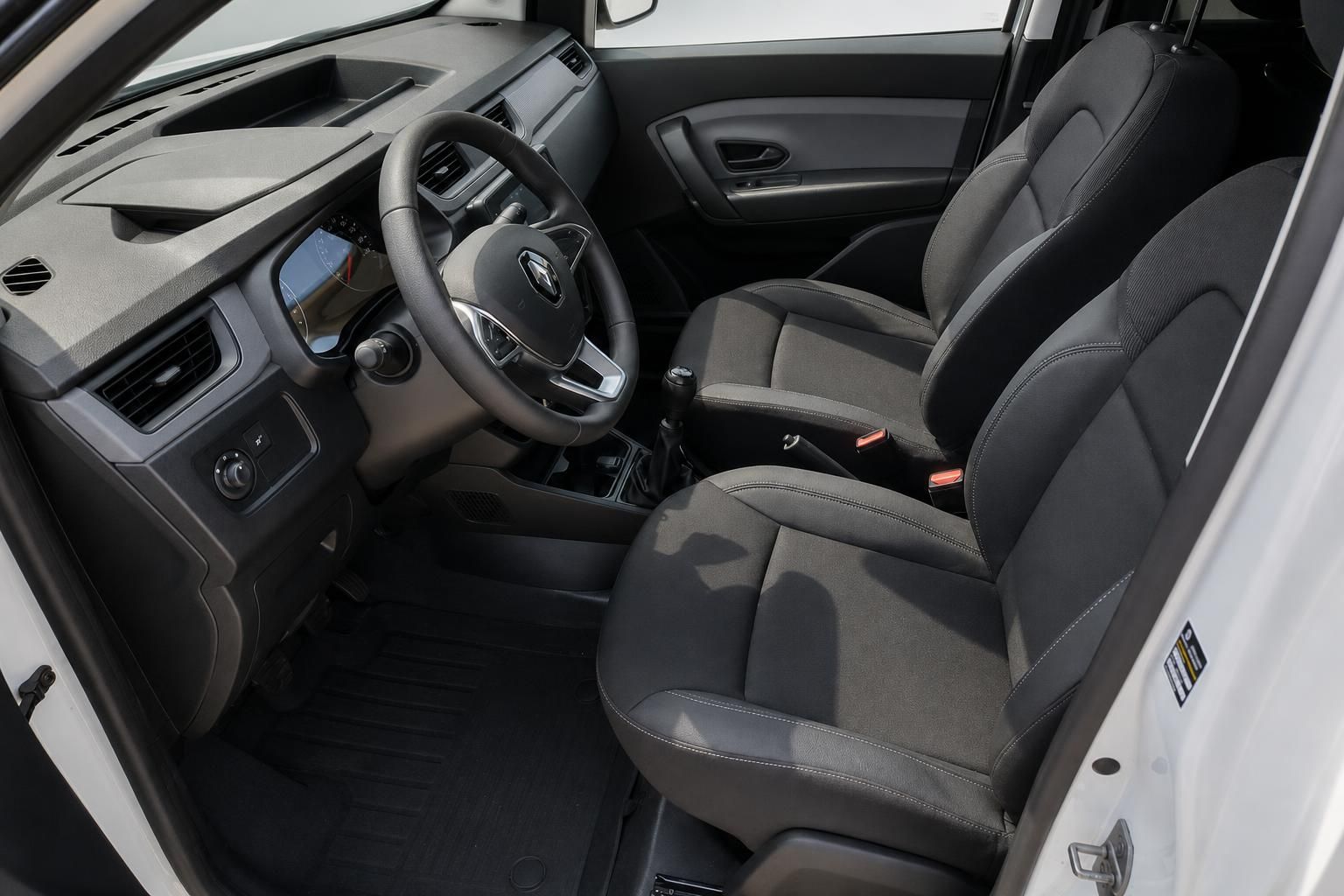 Renault Express Innenraum Vordersitze dunkelgrau mit Lenkrad und Armaturenbrett
