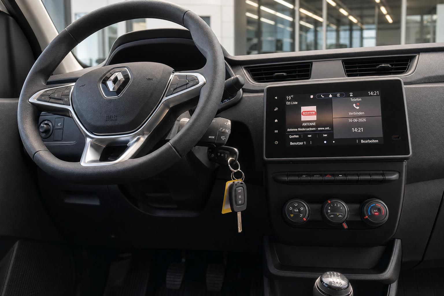Renault Express Innenraum Cockpit mit Lenkrad, Touchscreen und Schaltgetriebe