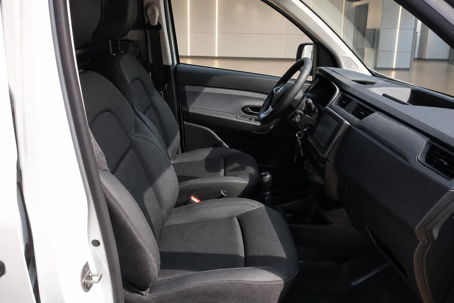 Innenraum Transporter Fahrerseite mit Sitzen, Lenkrad und Armaturenbrett – Seitenansicht