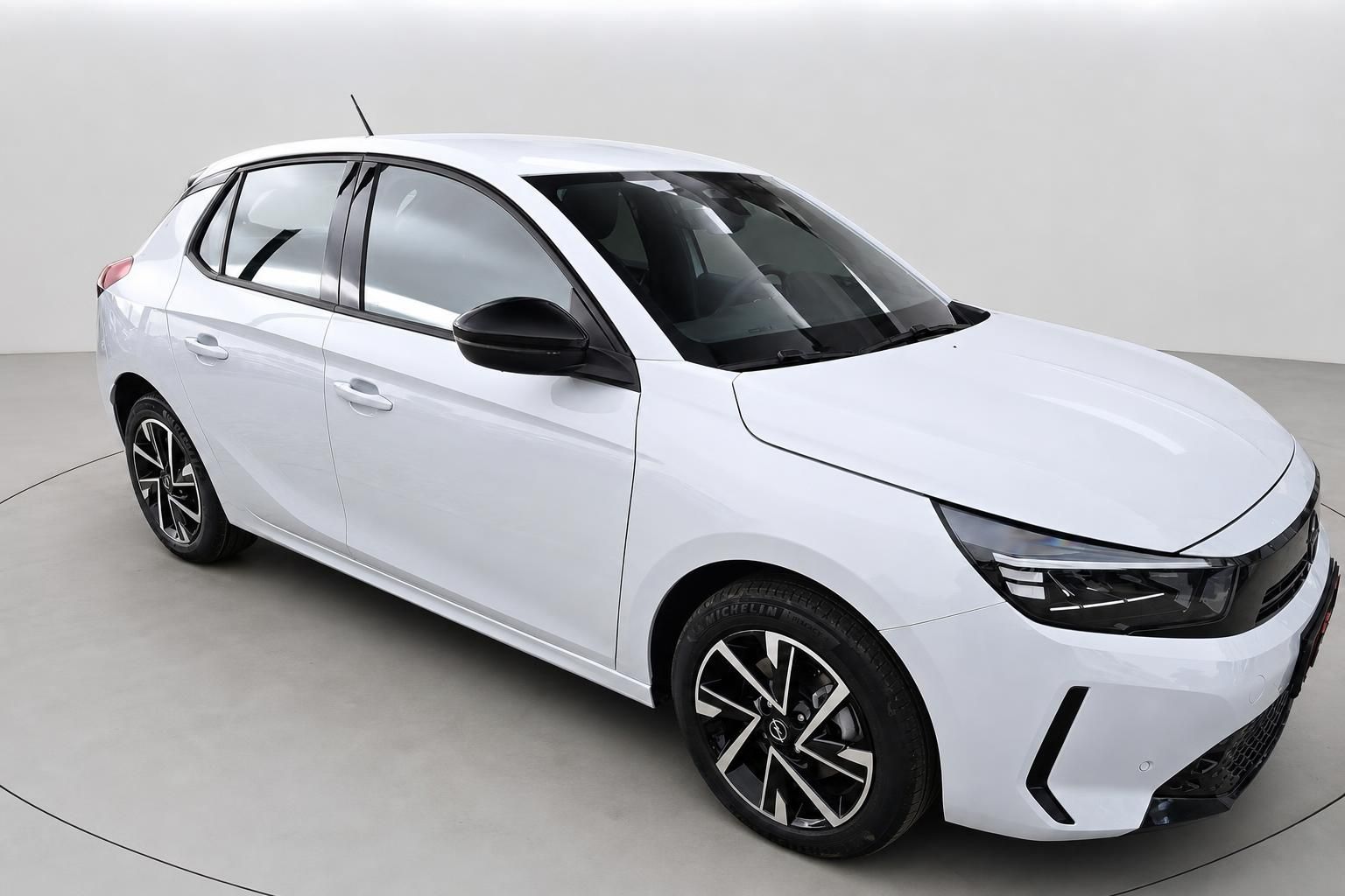 Opel Corsa weiß, Frontansicht schräg im Studio