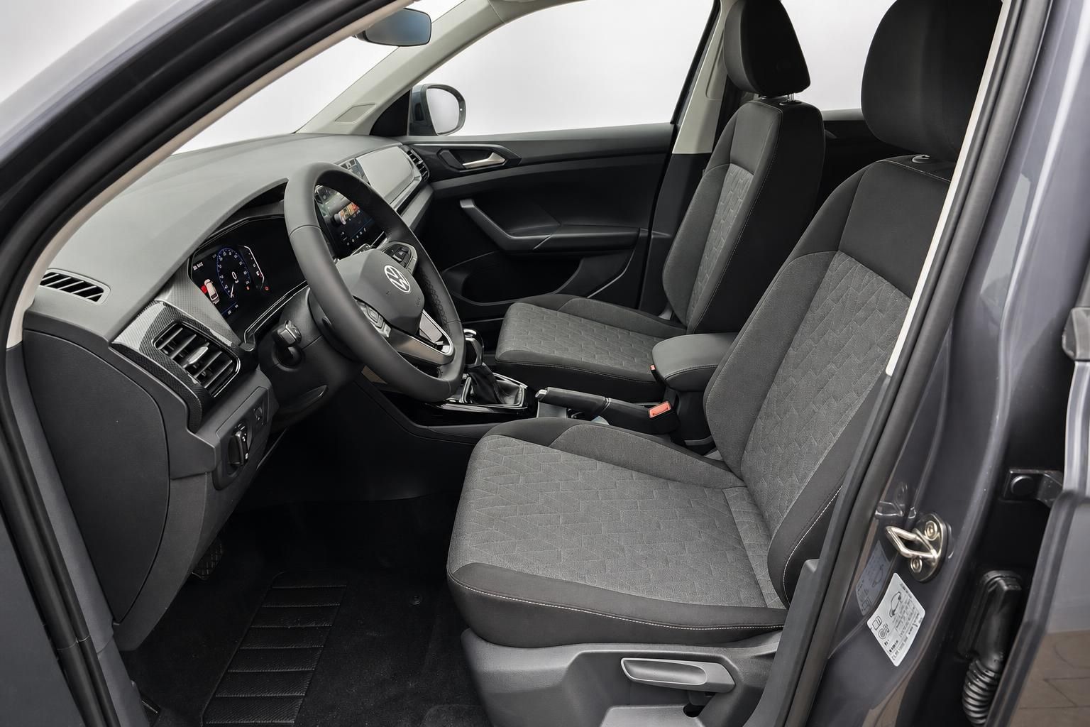 VW T-Cross Innenraum mit Vordersitzen und Cockpit