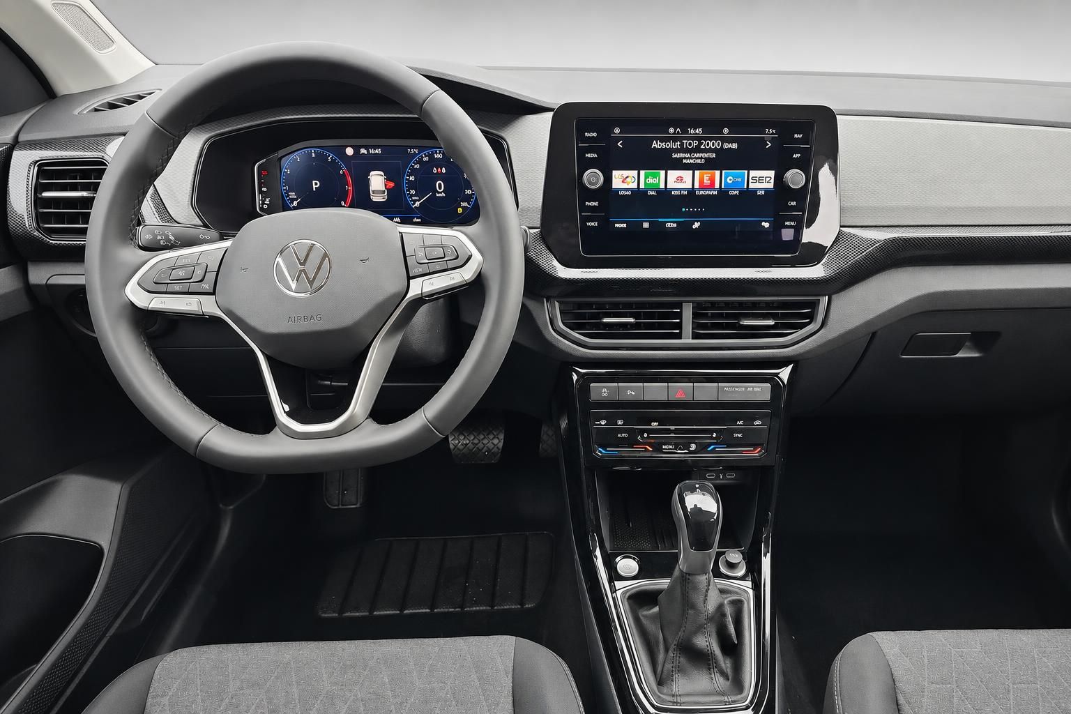 VW T-Cross Cockpit mit Lenkrad und Infotainment-Display