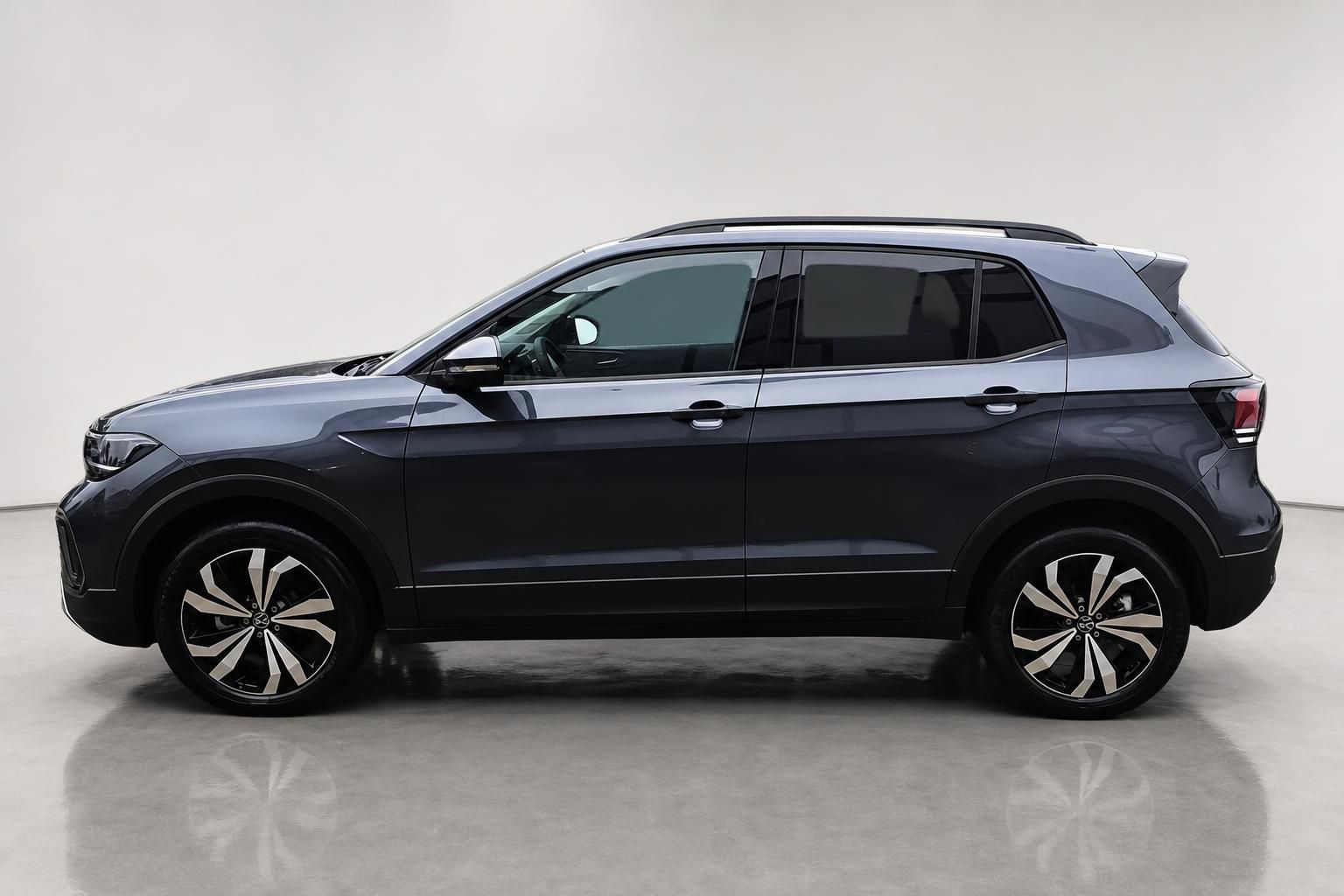 VW T-Cross Seitenansicht schwarz mit Alufelgen im Studio