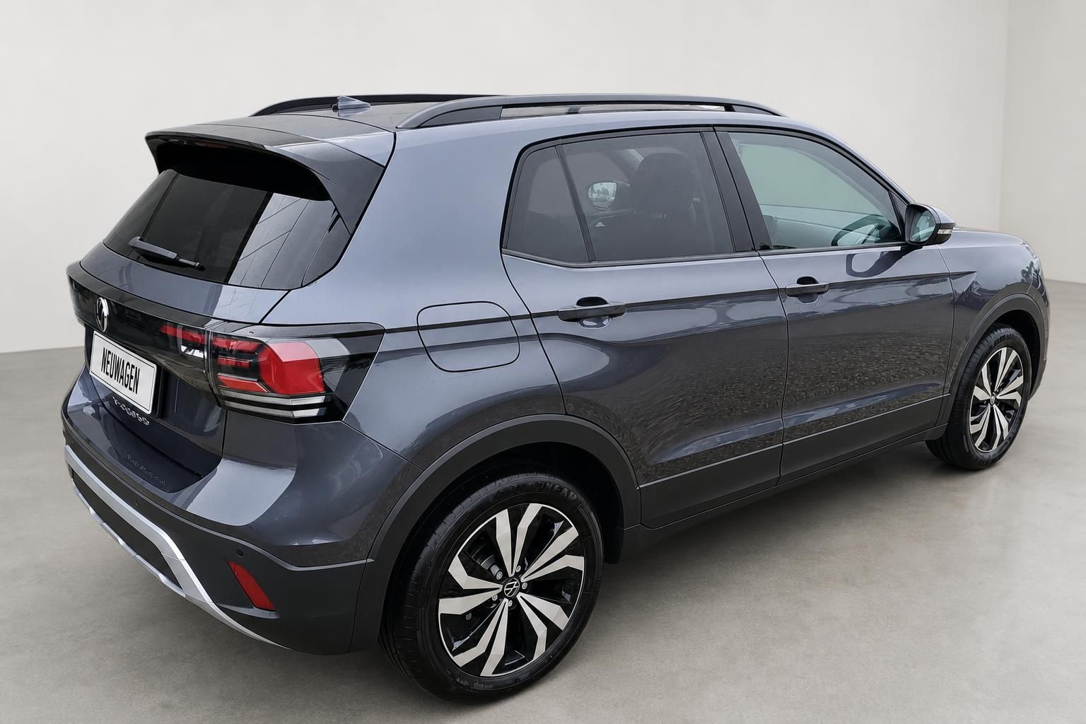 VW T-Cross grau Heckansicht schraeg im Studio