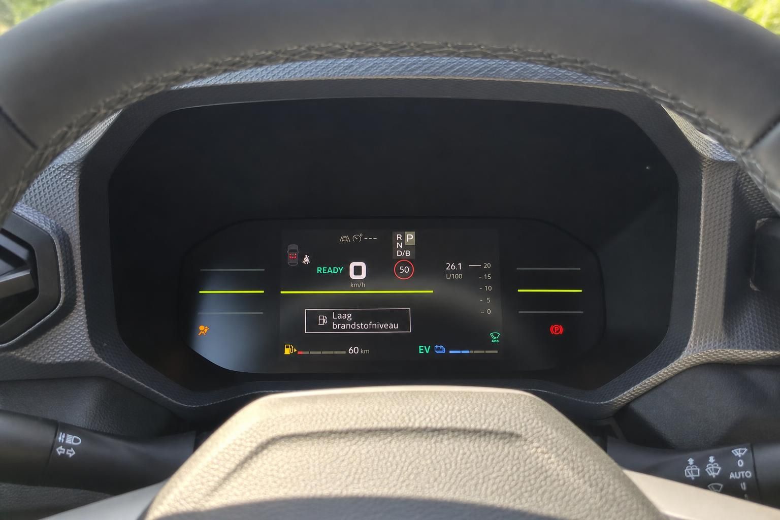 Auto Tacho und digitales Kombiinstrument mit Geschwindigkeits- und Kraftstoffanzeige