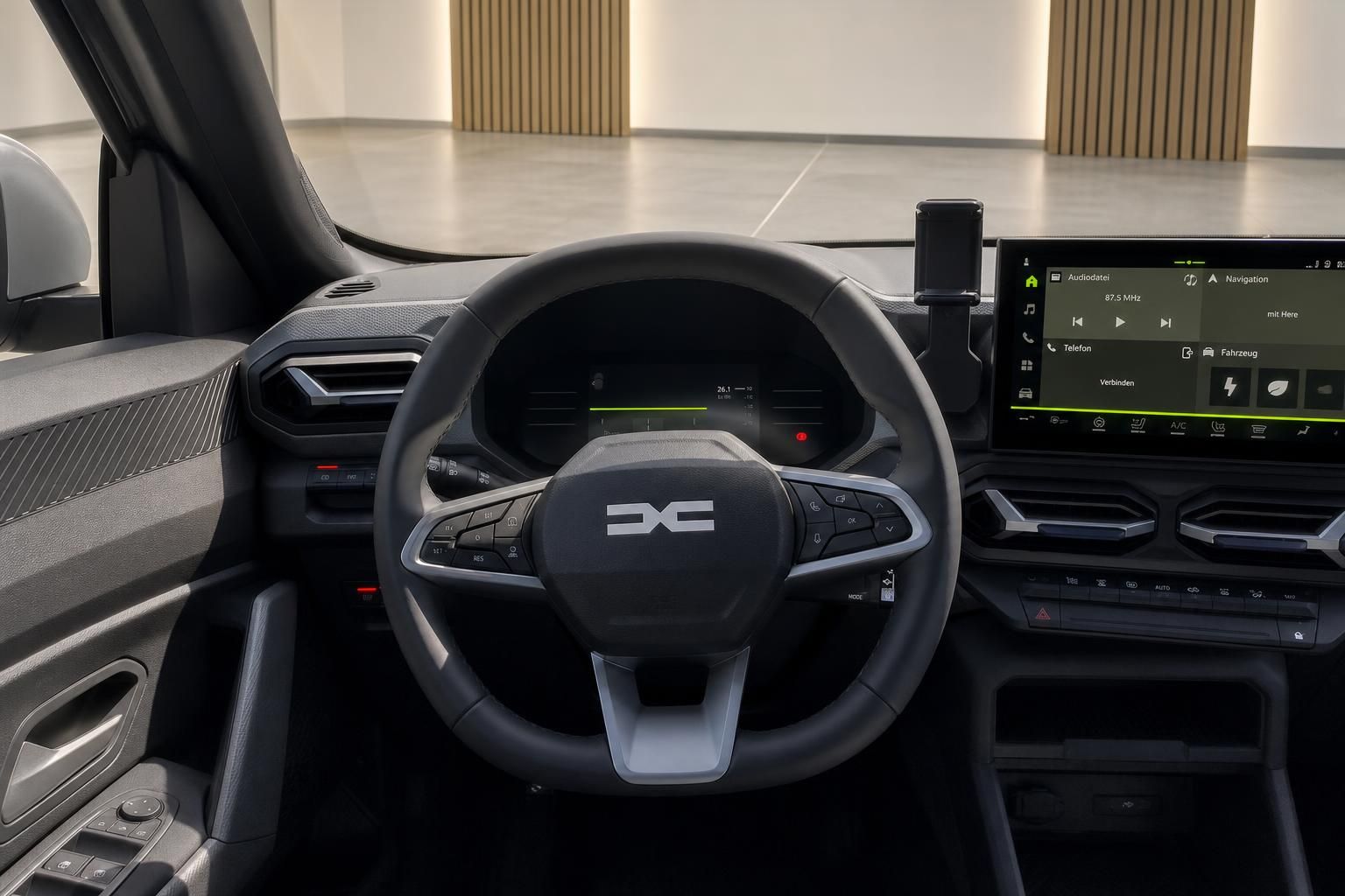 Auto Lenkrad mit Markenlogo und digitalem Armaturenbrett im Hintergrund