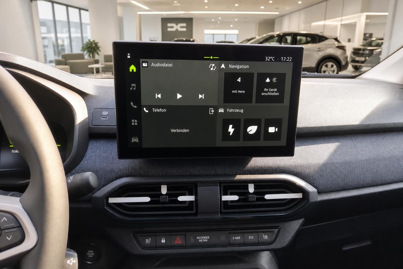 Infotainment-Bildschirm mit Navigation und Fahrzeugmenü im Cockpit