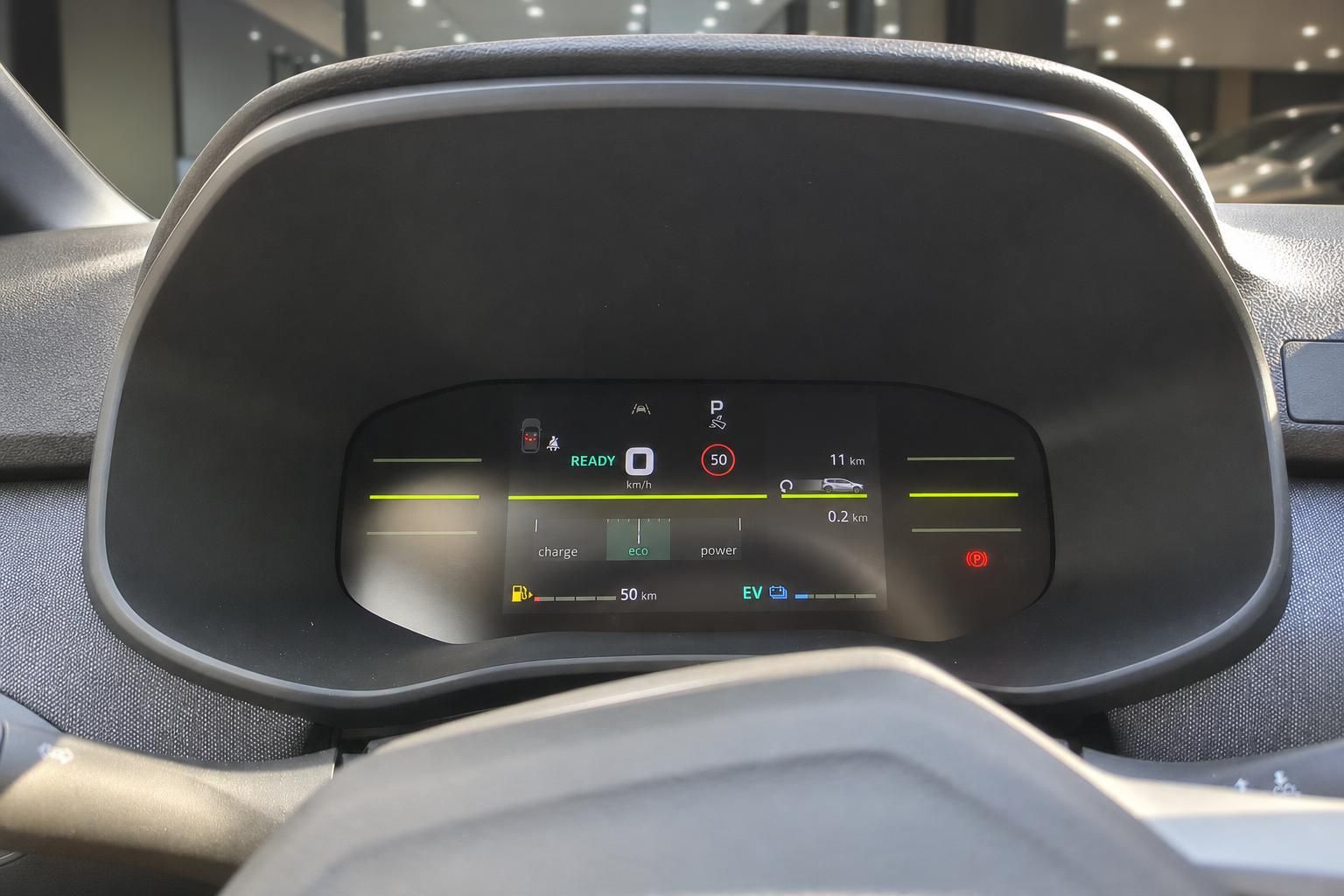 Digitales Kombiinstrument mit Tacho und Ladeanzeige eines Elektroautos