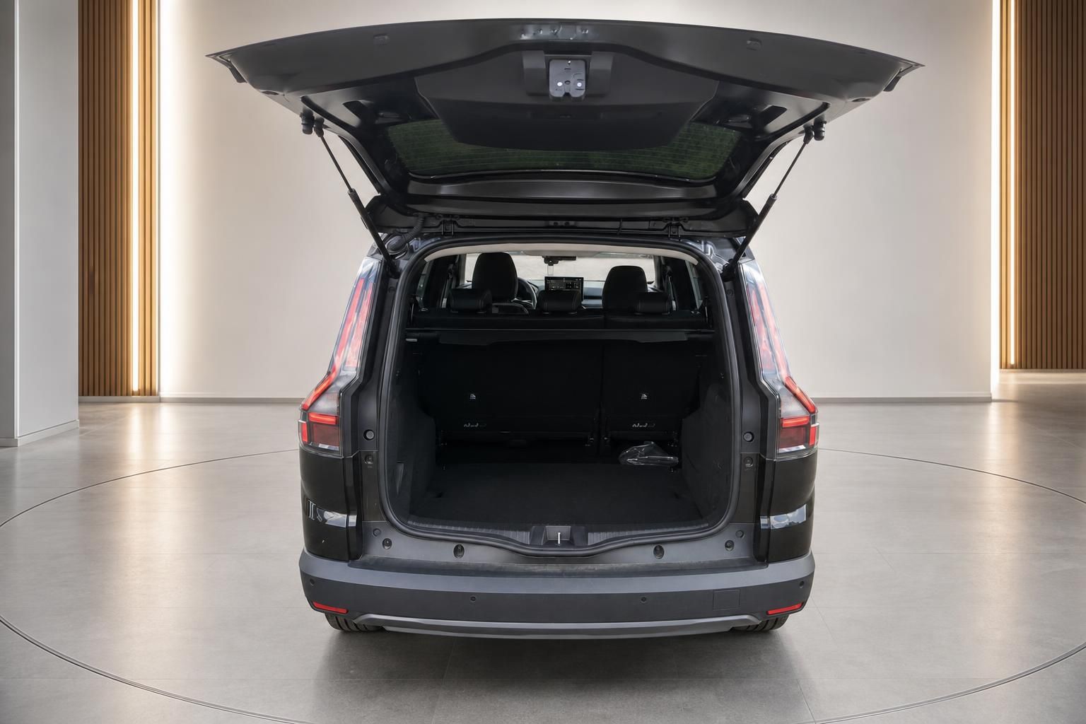 SUV mit geoeffneter Heckklappe und grossem Kofferraum im Ausstellungsraum
