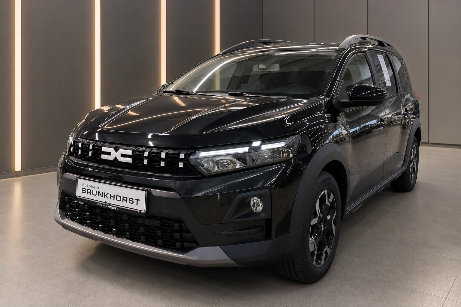 Dacia Jogger schwarz Frontansicht schräg im Showroom