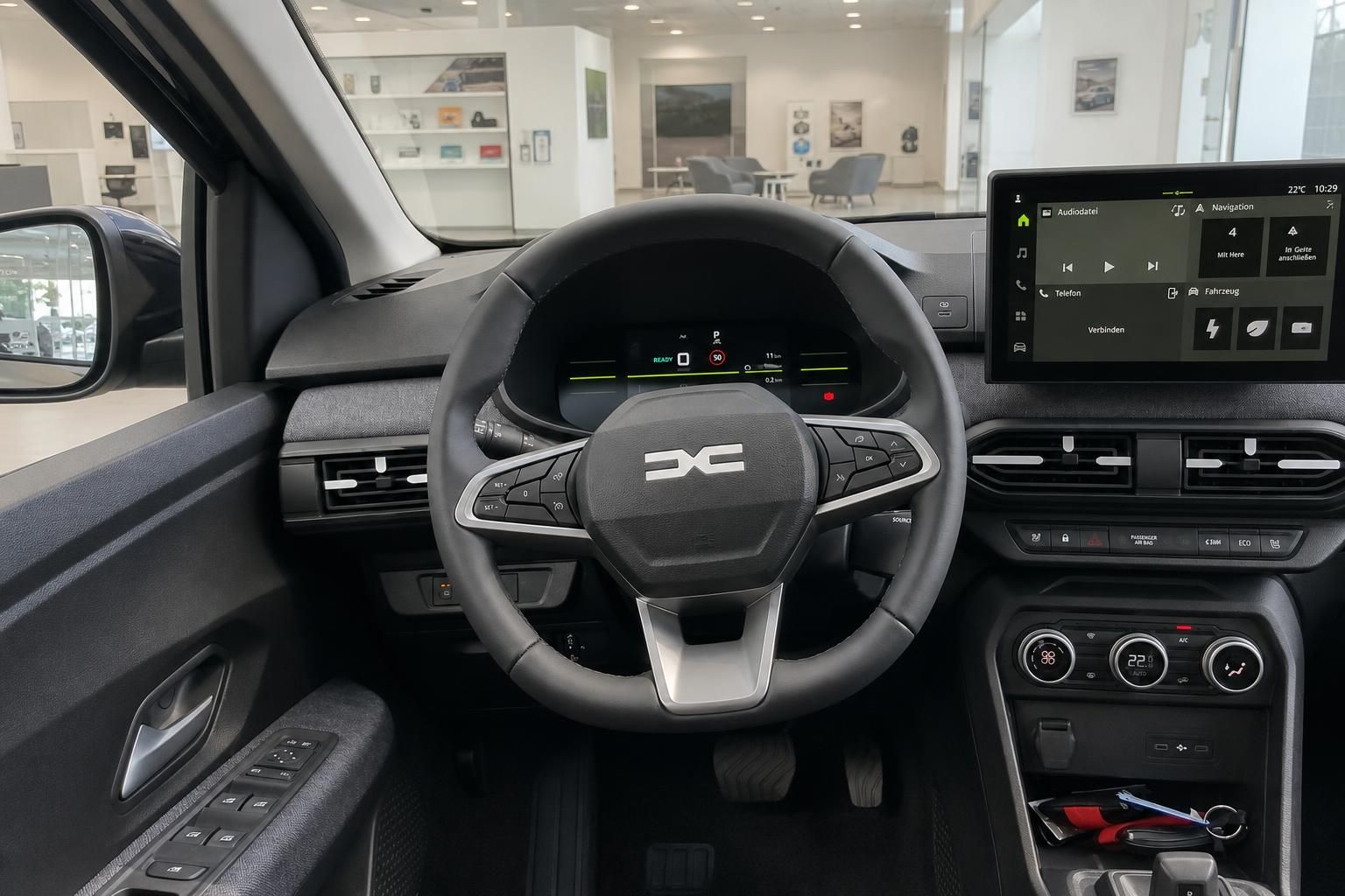 Cockpit mit Lenkrad und Infotainment-Display im Dacia Innenraum