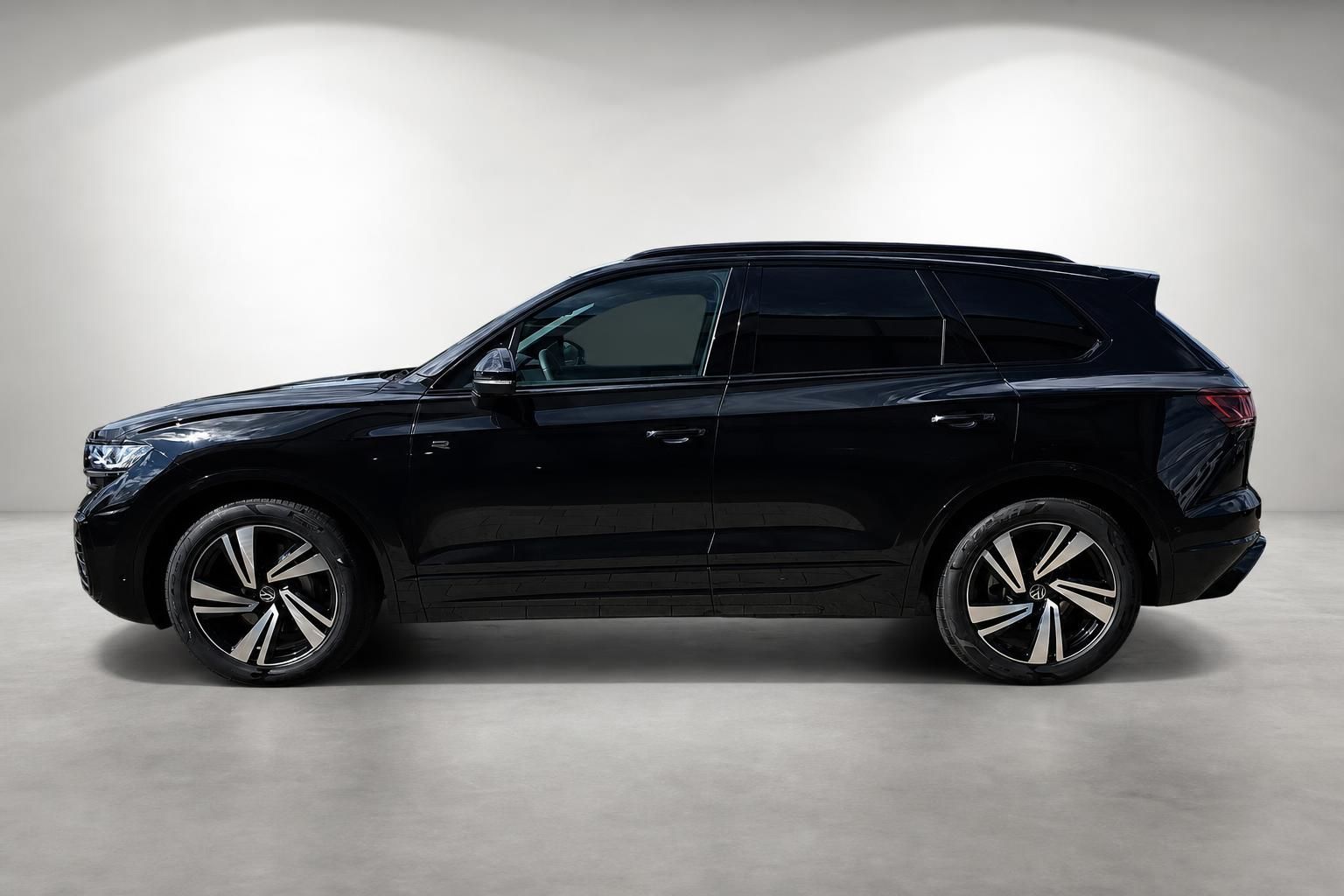 VW SUV in Schwarz, Seitenansicht im Studio