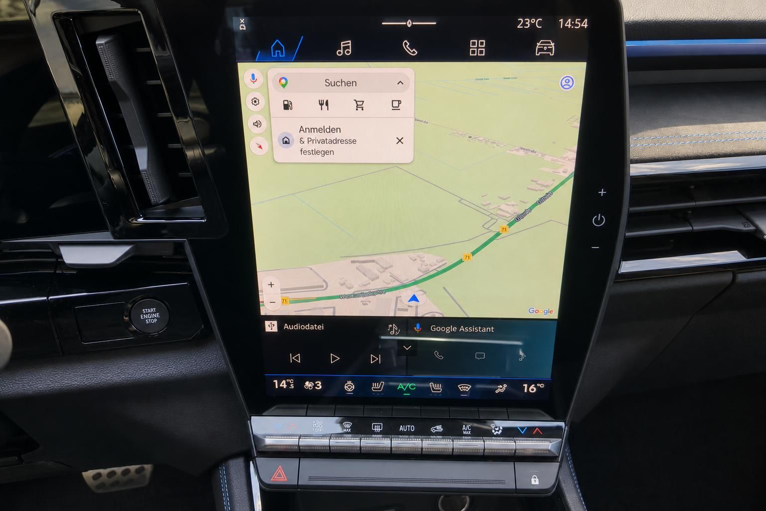 Infotainment-Display mit Navigationskarte im Fahrzeug