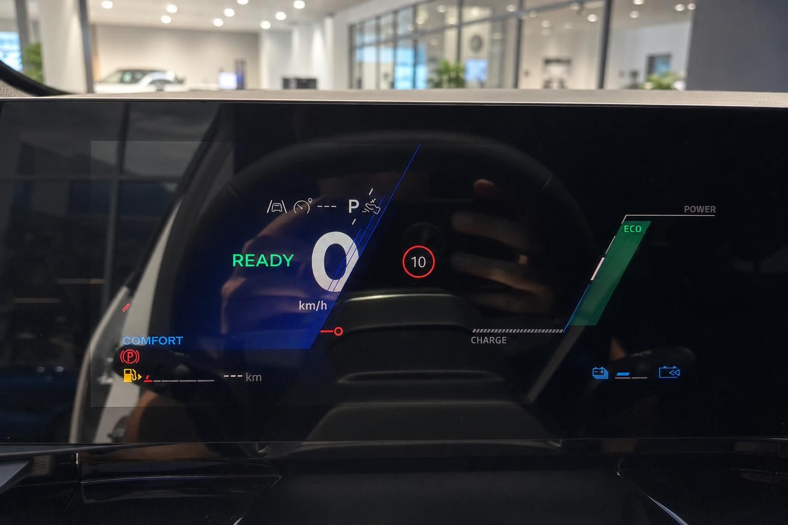 Digitales Kombiinstrument mit Ready-Anzeige und Ladestandsanzeige im Elektrofahrzeug
