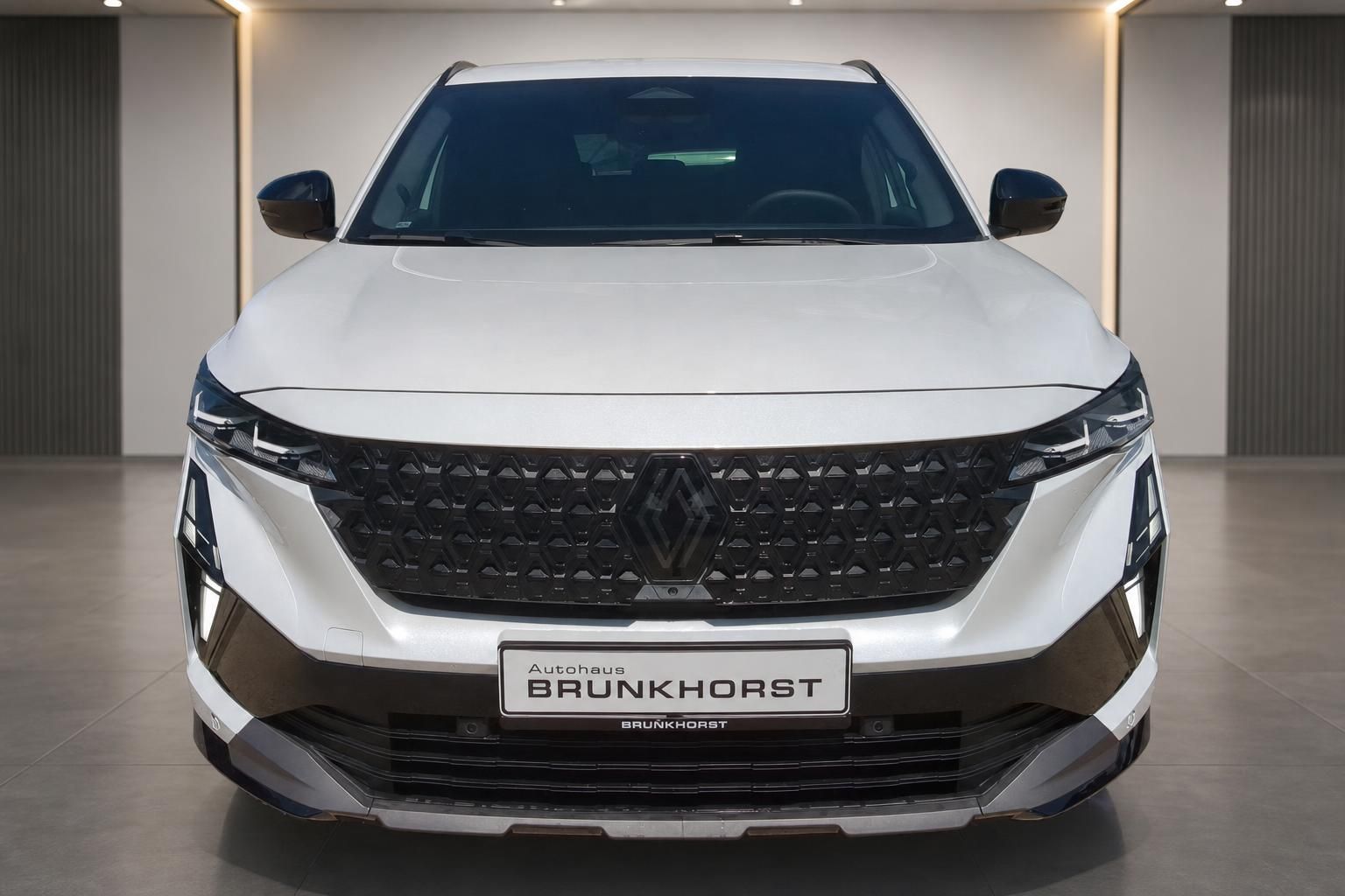 Renault Austral in Weiß, Frontansicht mit Kühlergrill im Autohaus