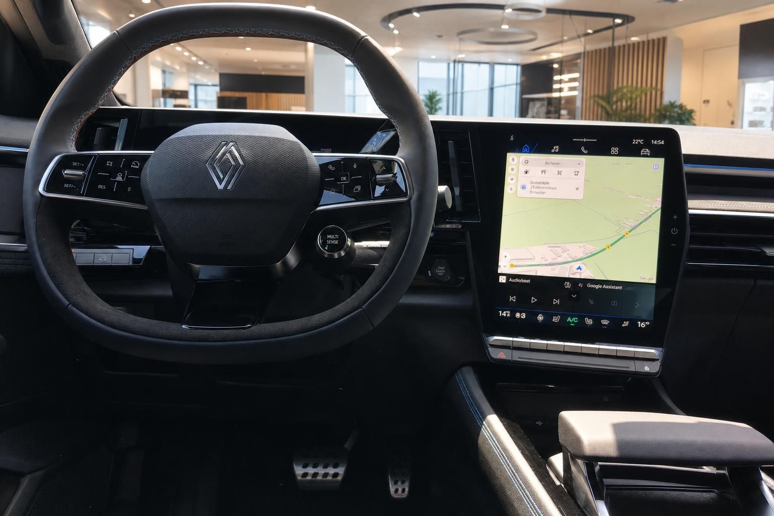 Cockpit mit Lenkrad und Navigationssystem im Fahrzeug