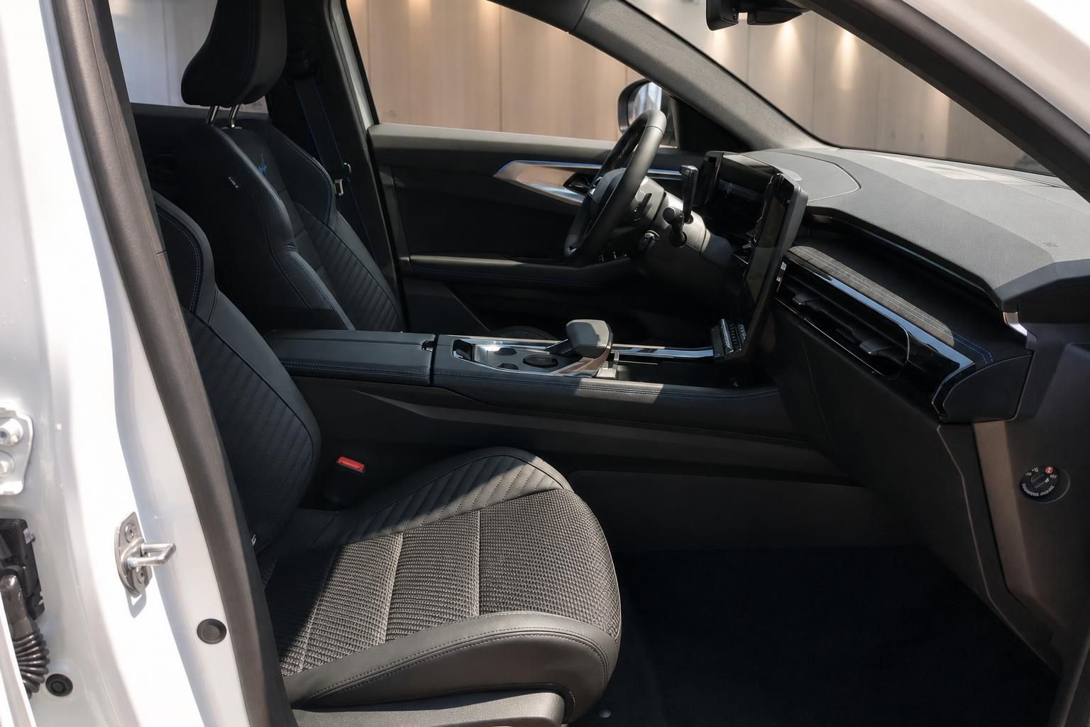Fahrzeuginnenraum mit schwarzen Sportsitzen und modernem Cockpit