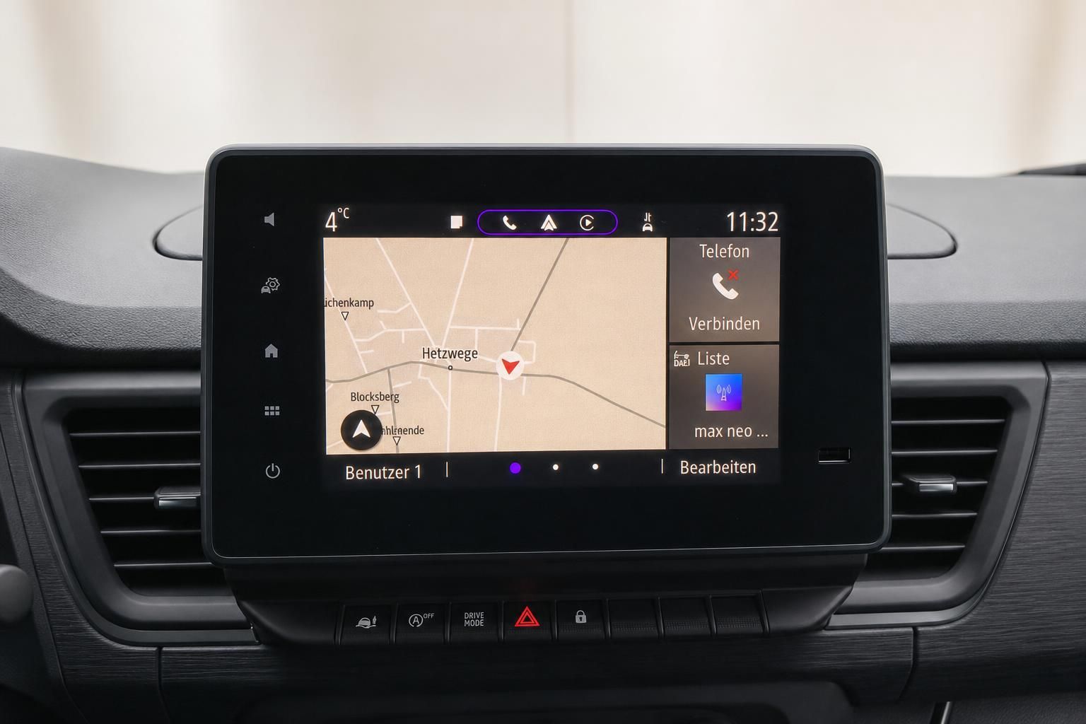 Fahrzeug Infotainment-System mit Navigationskarte und Telefonmenü auf Touchscreen-Display