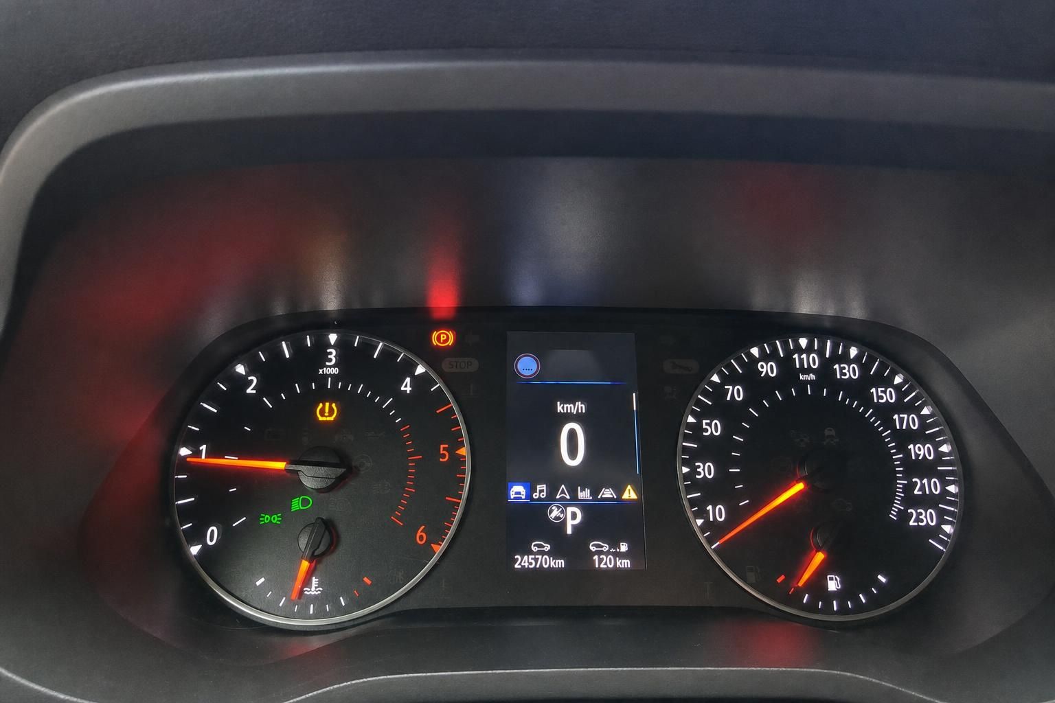 Fahrzeug Kombiinstrument mit Tacho, Drehzahlmesser und digitalem Display zeigt 24570km Laufleistung