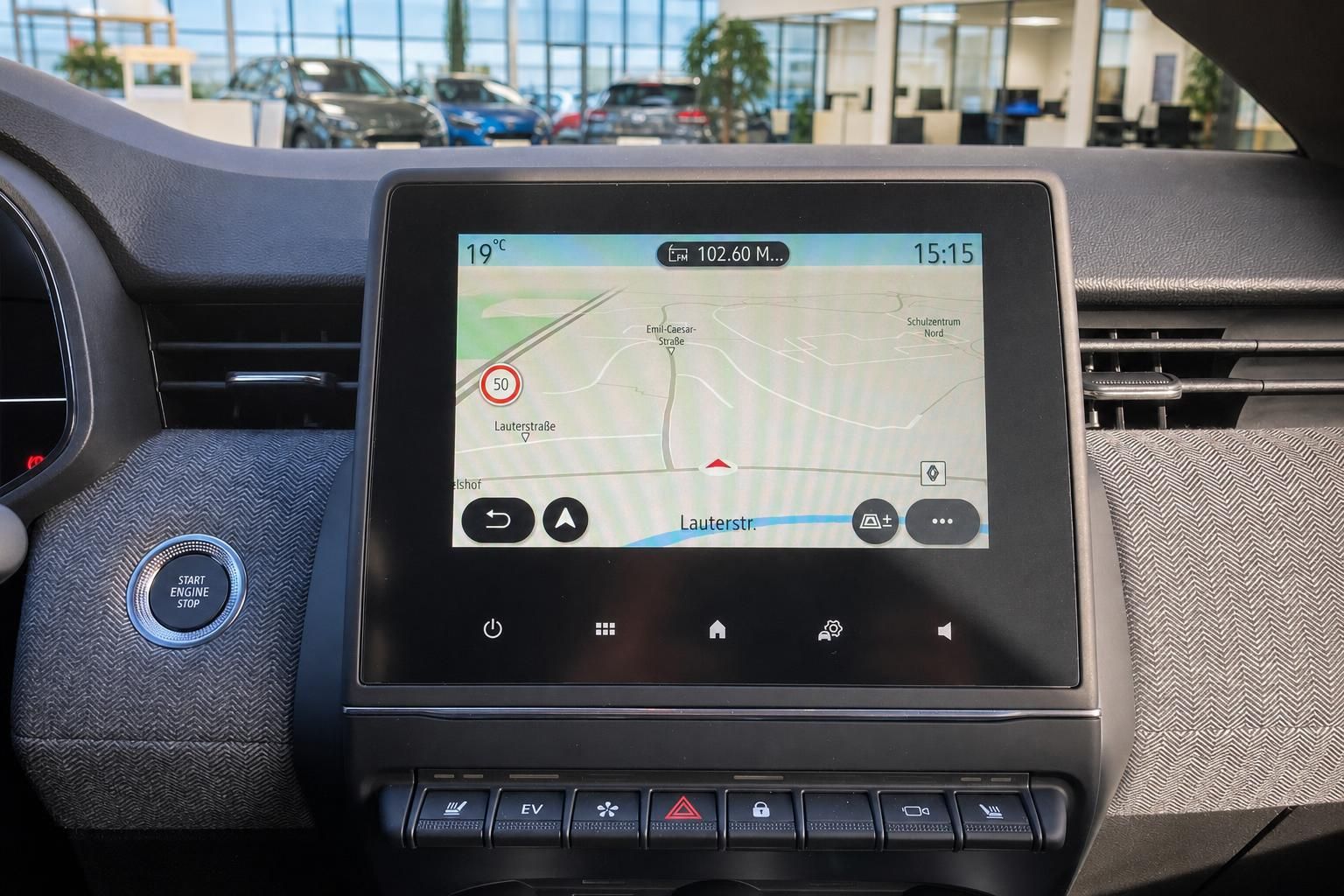 Renault Innenraum mit Navigationssystem und Touchscreen-Infotainment im Autohaus