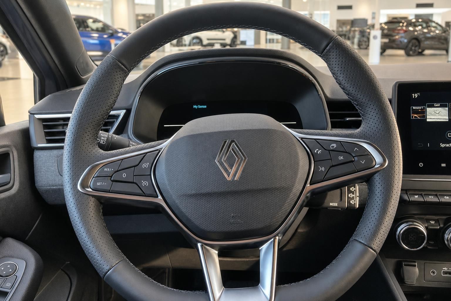Renault Lederlenkrad mit Multifunktionstasten und digitalem Cockpit im Innenraum