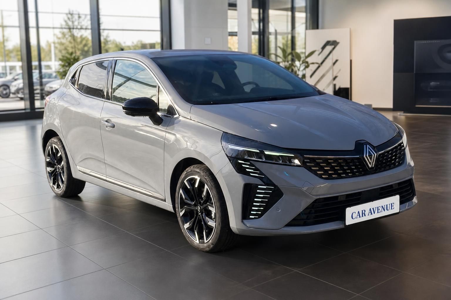 Renault Clio silber Schrägansicht vorne links im Autohaus – sportliche Felgen und LED-Scheinwerfer