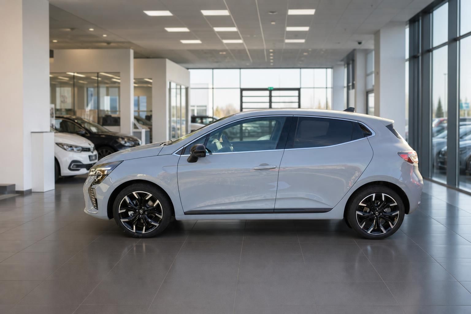 Renault Clio silber Seitenansicht im Autohaus – dynamische Seitenlinie und schwarze Leichtmetallfelgen
