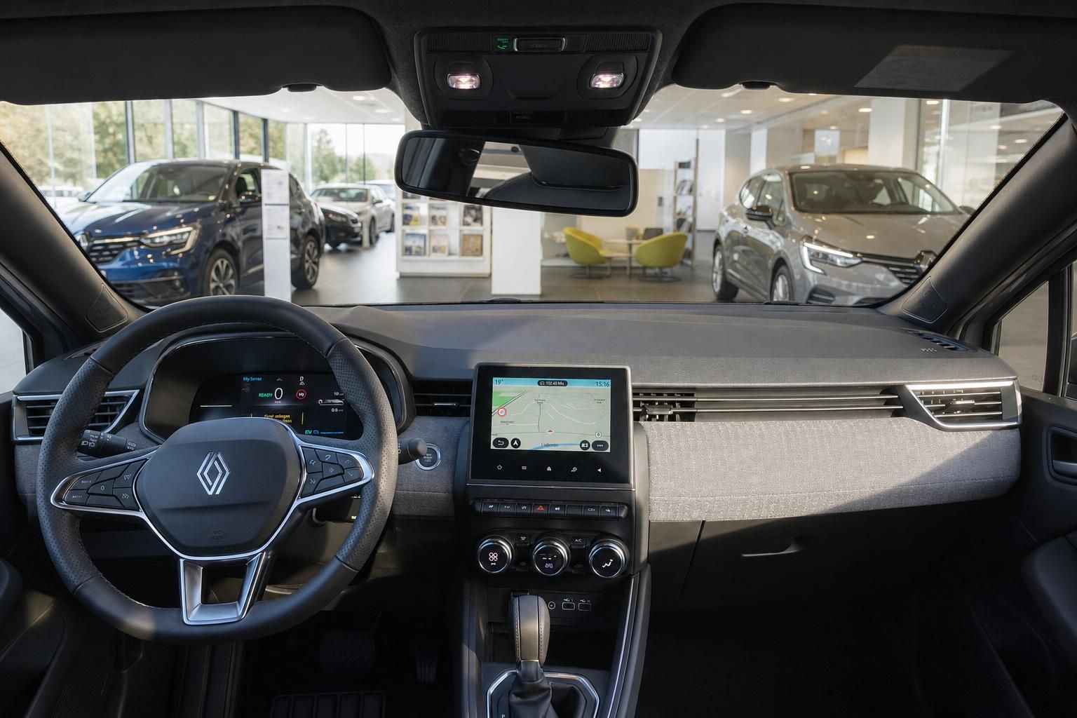 Renault Cockpit mit Lenkrad, Navigationssystem, Klimabedienung und moderner Instrumententafel im Autohaus