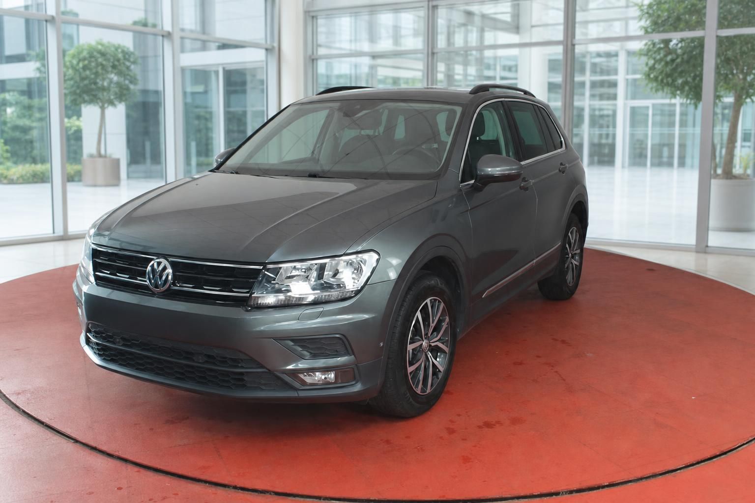 VW Tiguan grau metallic Frontansicht im Autohaus Showroom