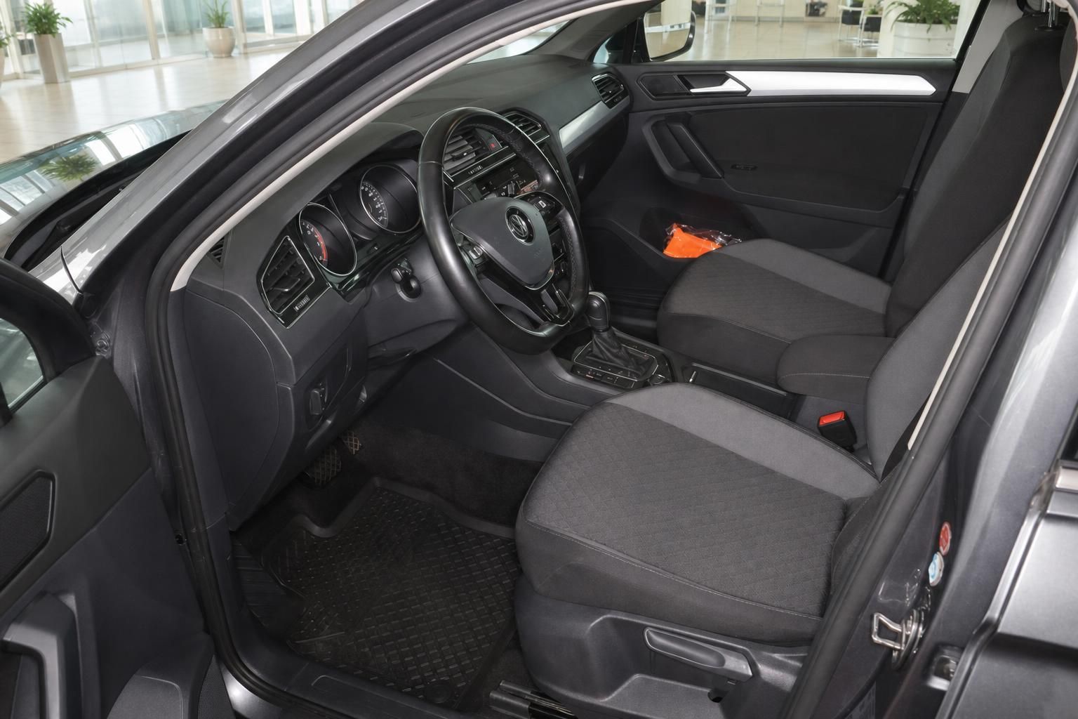 VW Tiguan Innenraum Fahrersitz und Cockpit mit Lederlenkrad