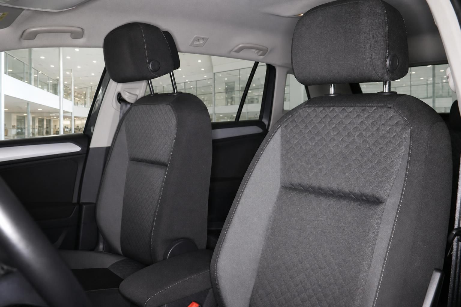 VW Tiguan Innenraum Vordersitze mit Stoffbezug Detailansicht