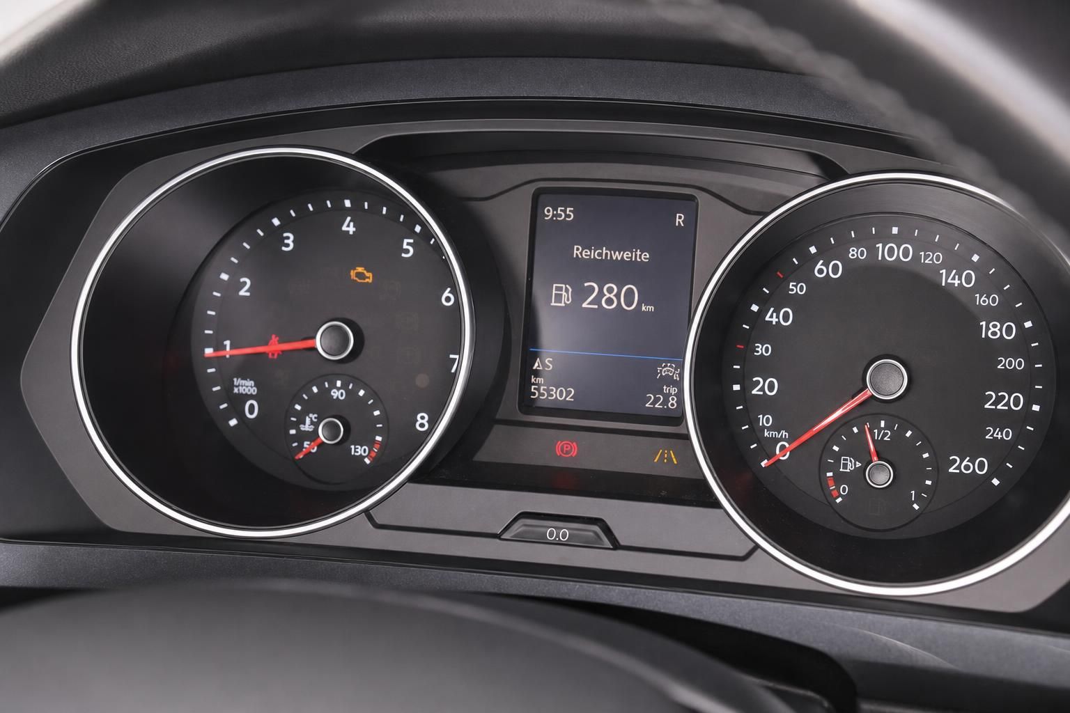 Tacho und Bordcomputer mit Kilometerstand im Fahrzeug-Cockpit