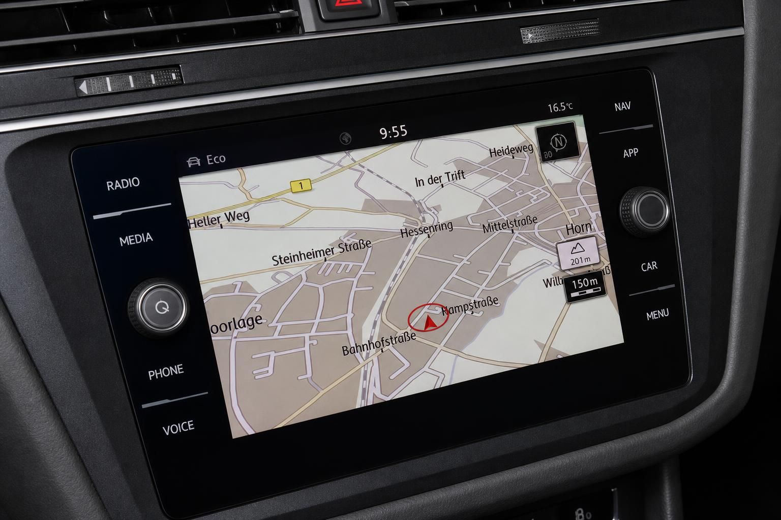 Navigationssystem mit Kartenansicht im Fahrzeug-Touchscreen