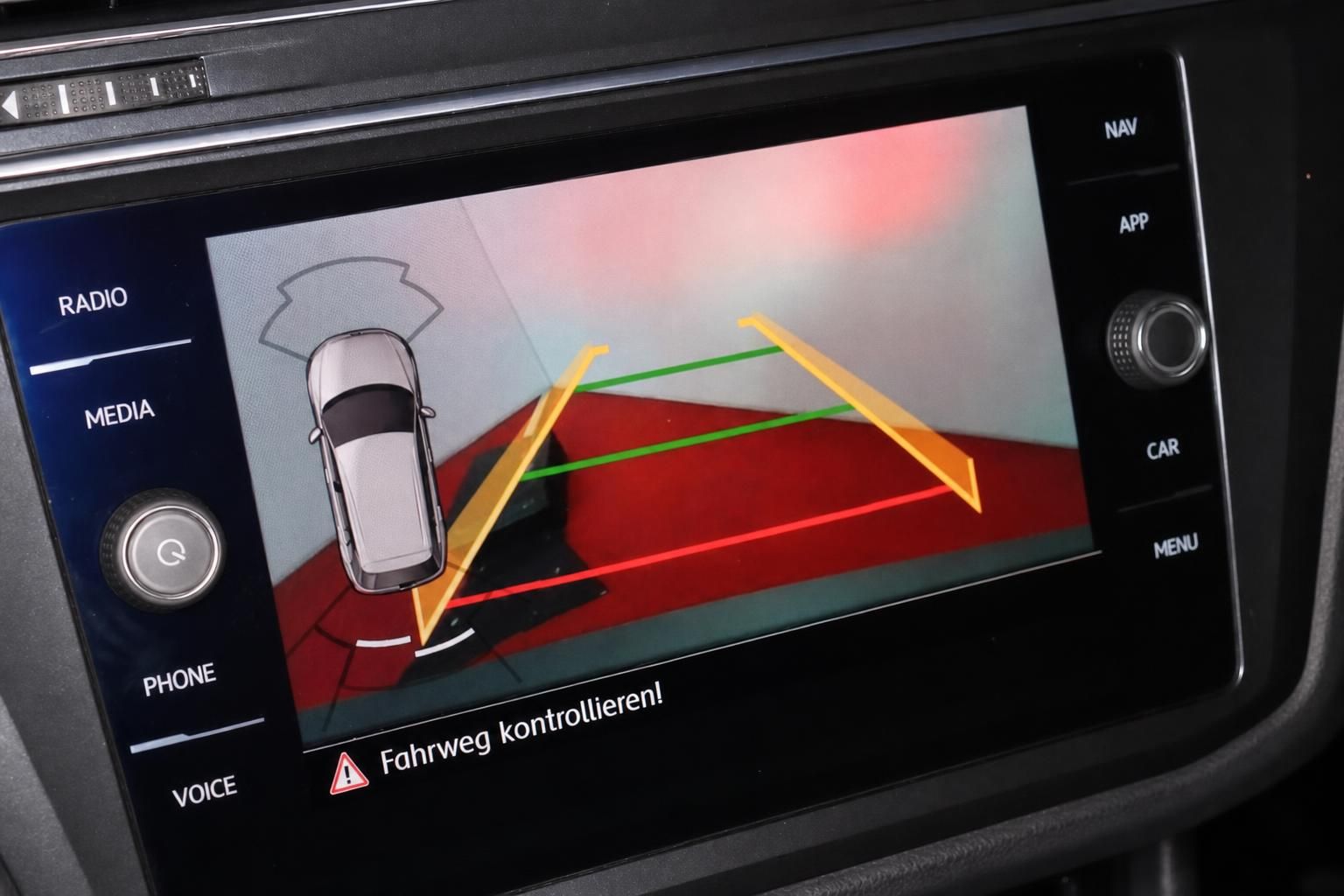 Rückfahrkamera-Ansicht im Infotainment-Display des Fahrzeugs