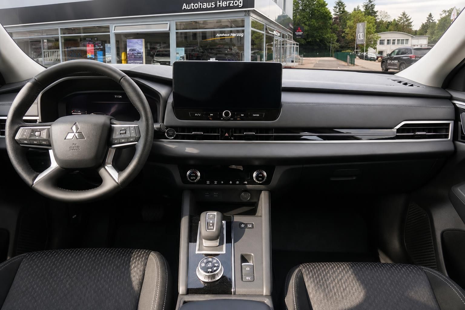 Mitsubishi SUV Cockpit und Armaturenbrett - modernes Design mit Touchscreen-Display und Klimabedienung