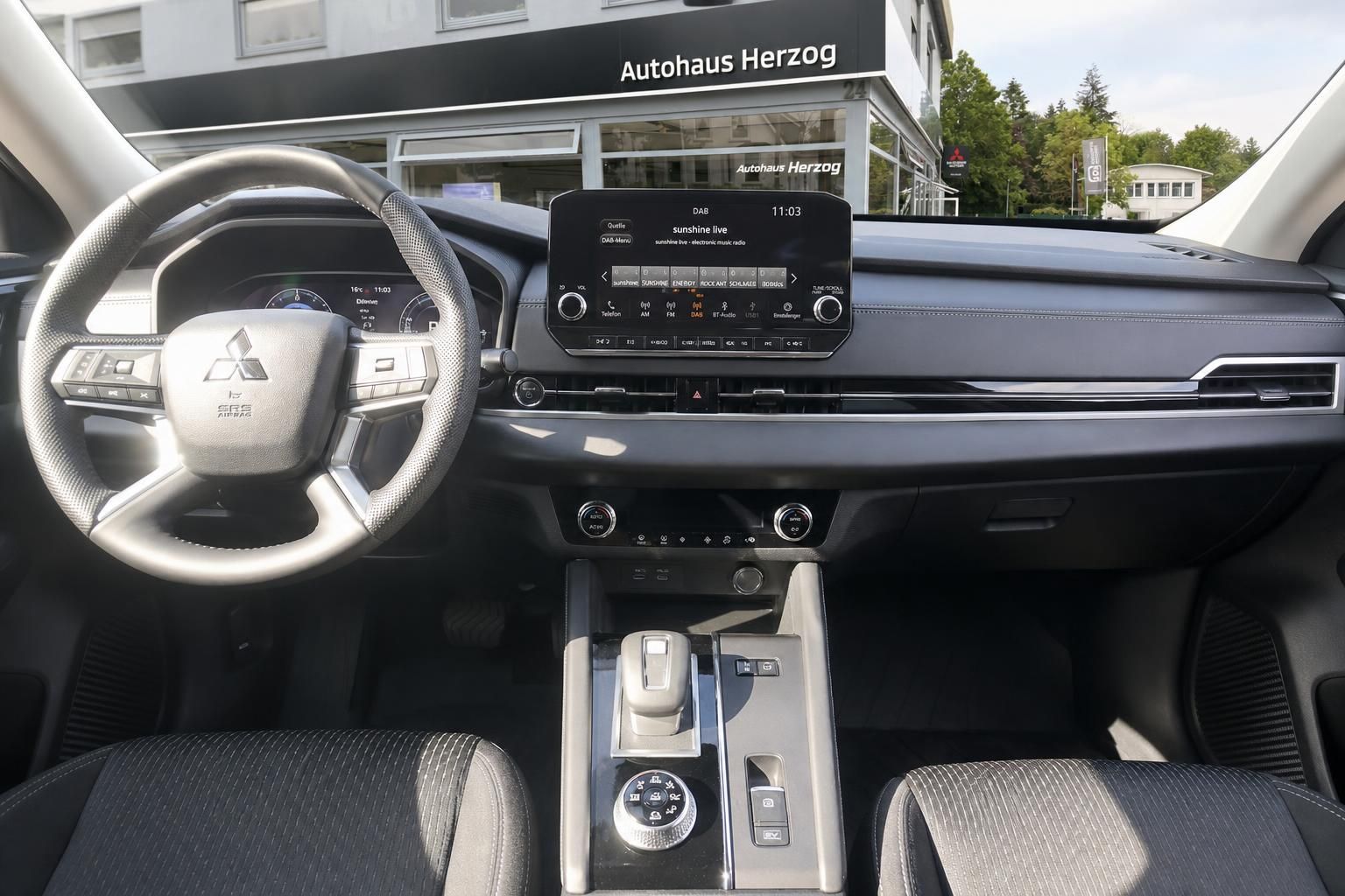 Mitsubishi Cockpit mit Touchscreen-Display und Klimaanlage - komfortable Innenausstattung