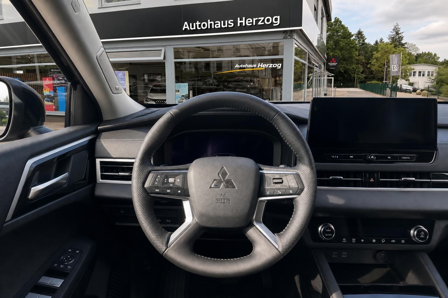 Mitsubishi Innenraum mit Lenkrad und Armaturenbrett - moderne Ausstattung und ergonomisches Design