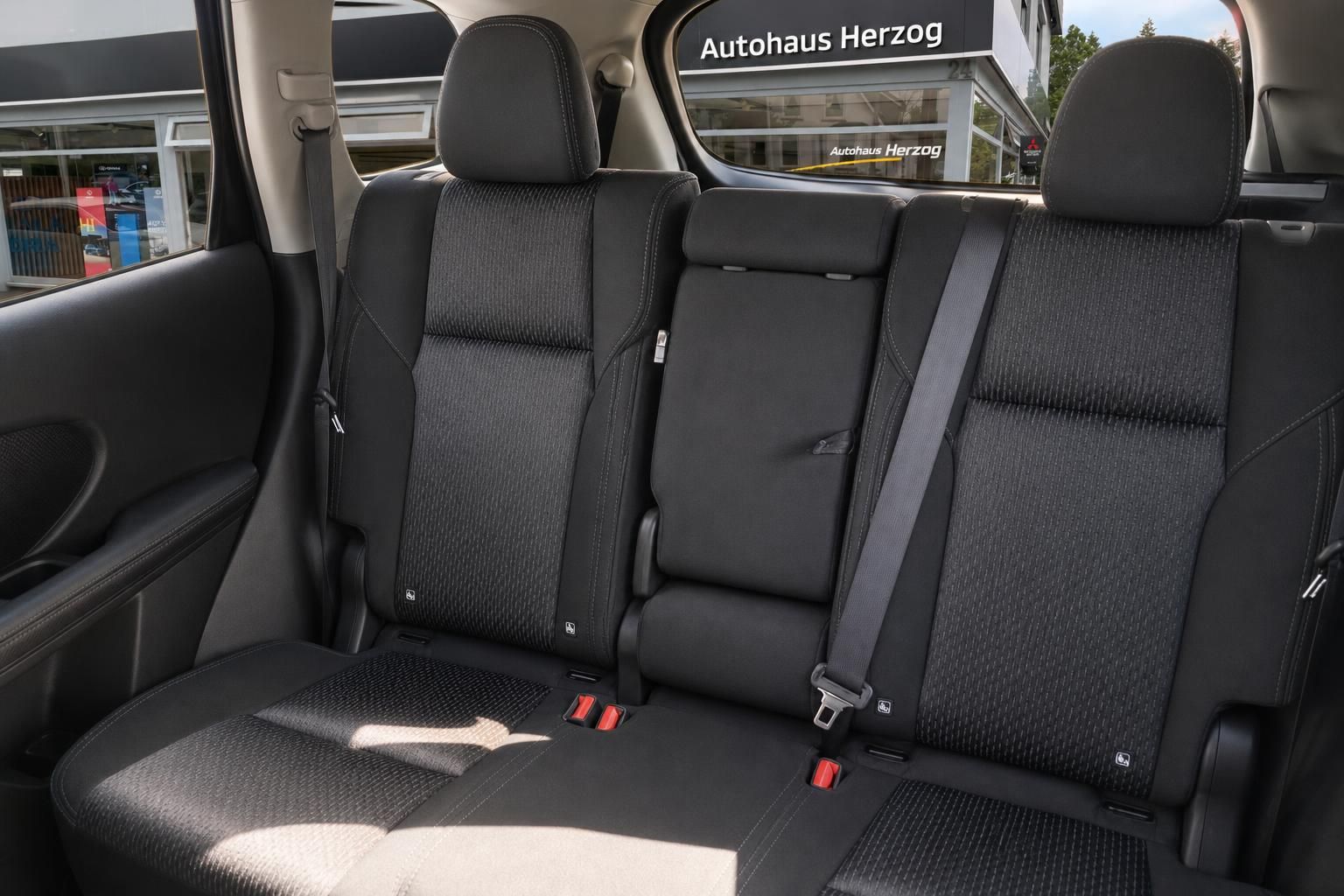Mitsubishi Rücksitze mit dunklem Stoffbezug - geräumiger Fond mit Dreipunkt-Sicherheitsgurten